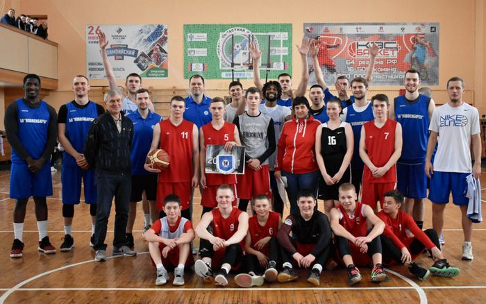 Баскетболисты Новосибирска устроили мастер-класс для ребят из Чулыма